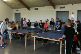 Tennis de table avec les écoliers